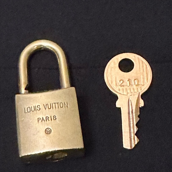Louis Vuitton RARE lock and key w/chain - Picture 2 of 2